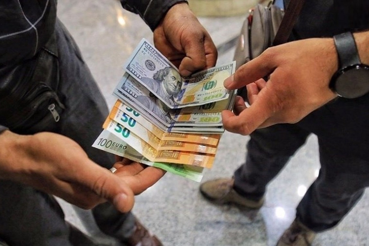قیمت ارز امروز ۱۱ آذر ۱۴۰۲/ قیمت دلار و یوروی مبادله‌ای چقدر کاهش یافت؟