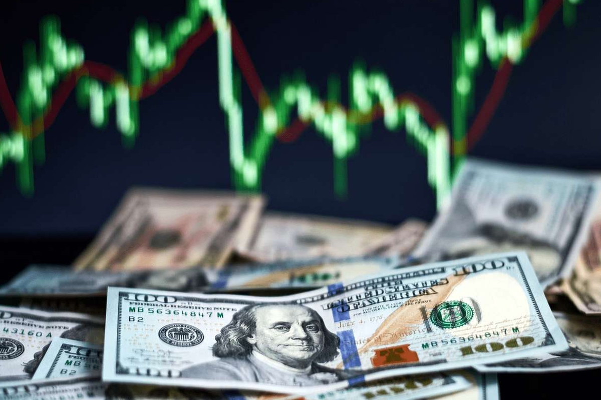 چند پیشبینی از بازار ارز/ قیمت دلار تا پایان سال ۱۴۰۲ سقفشکنی میکند؟