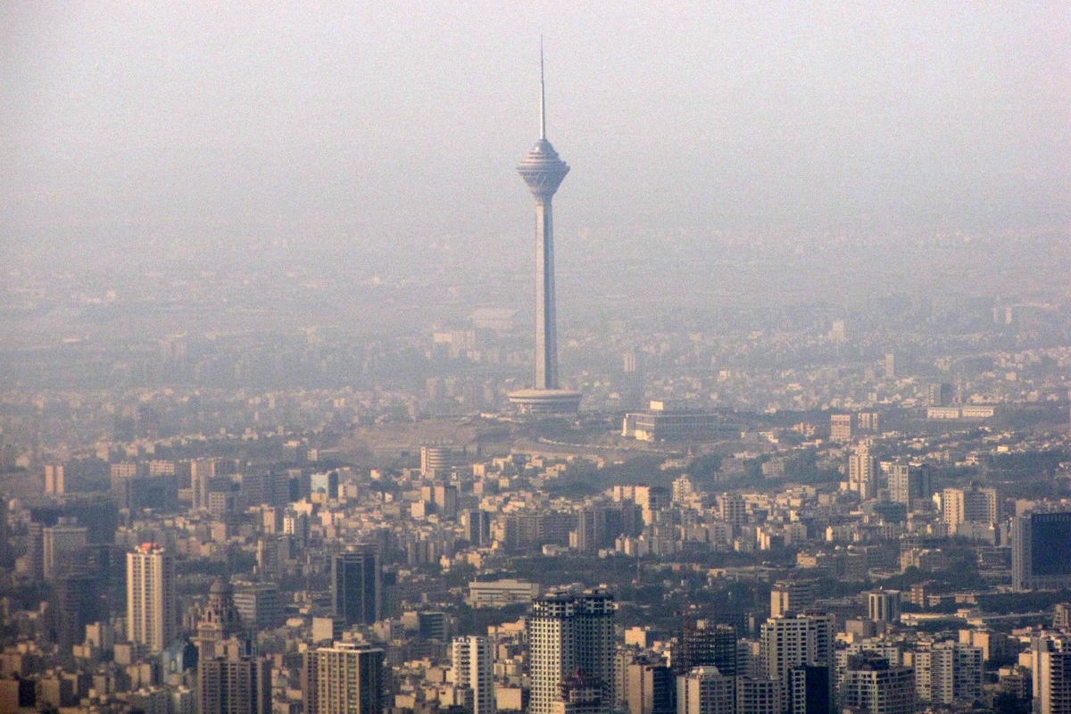 وضعیت نگران‌کننده آلودگی هوای تهران و کرج بین کلانشهرهای ایران و پایتخت‌های منطقه+ اینفوگرافی