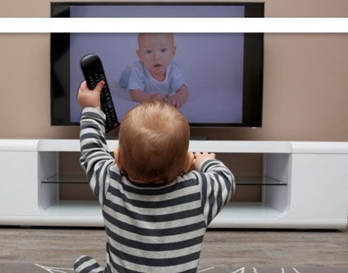 عوارض تماشای تلویزیون برای کودکان در این سن خاص + جزئیات