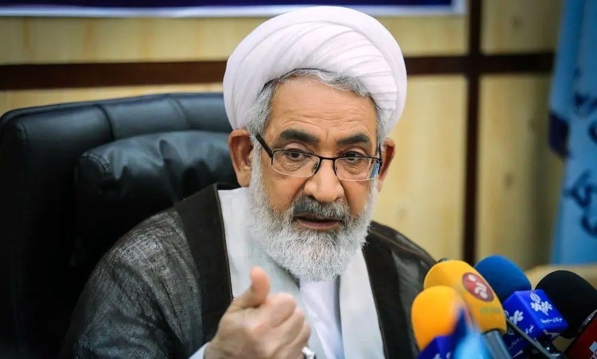 از توطئههای دشمنان خارجی و عناصر خائن داخلی نباید غفلت کرد