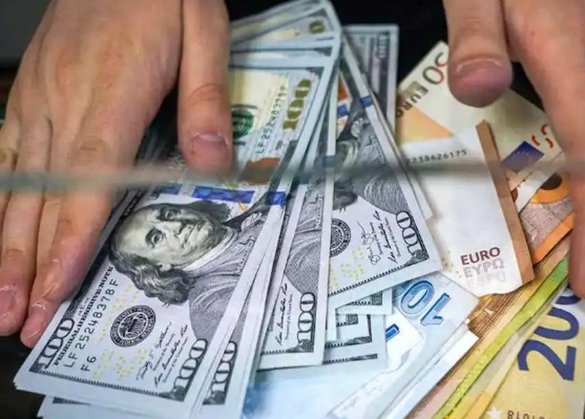 قیمت دلار امروز ۲۲ اردیبهشت ۱۴۰۳؛ ارز در بازار آزاد چقدر ارزان شد؟ + جدول
