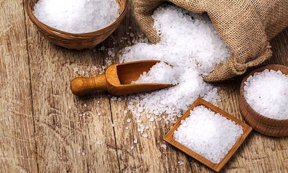افرادی که با غذایشان نمک مصرف میکنند در معرض ابتلا به سرطان معده هستند