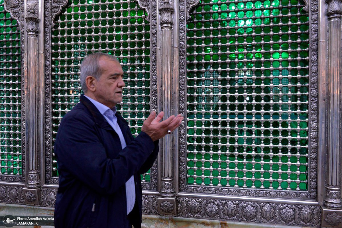 تصویری از مسعود پزشکیان در حرم امام خمینی + عکس