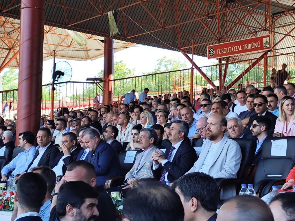 عکس‌های منشوری احمدی‌نژاد در ترکیه!