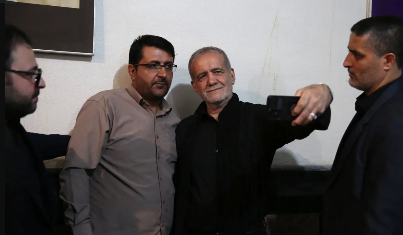 تصاویری جالب از سلفی گرفتن مردم با مسعود پزشکیان + عکس