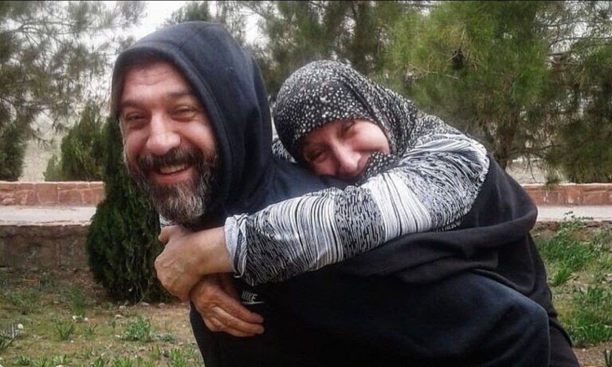 مادر علی انصاریان: با جعل سند، اموال پسرم را بالا کشیدهاند/ تهدیدم کرده اند که با چادرم خفه ام خواهند کرد مادر علی انصاریان: با جعل سند، اموال پسرم را بالا کشیدهاند/ تهدیدم کرده اند که با چادرم خفه ام خواهند کرد