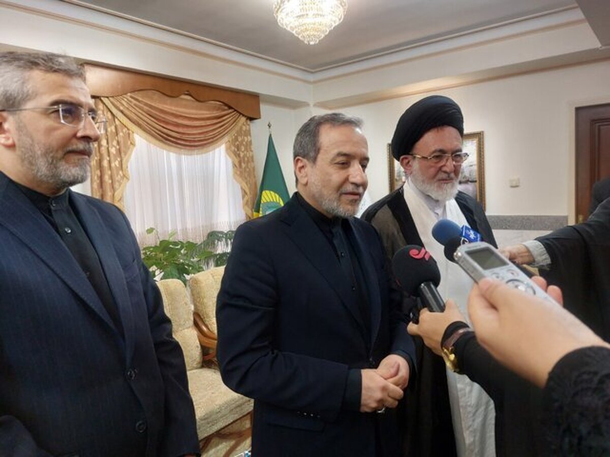 عراقچی: مذاکرات رفع تحریمها را از مسیرهای عزتمندانه و شرافتمندانه دنبال میکنیم