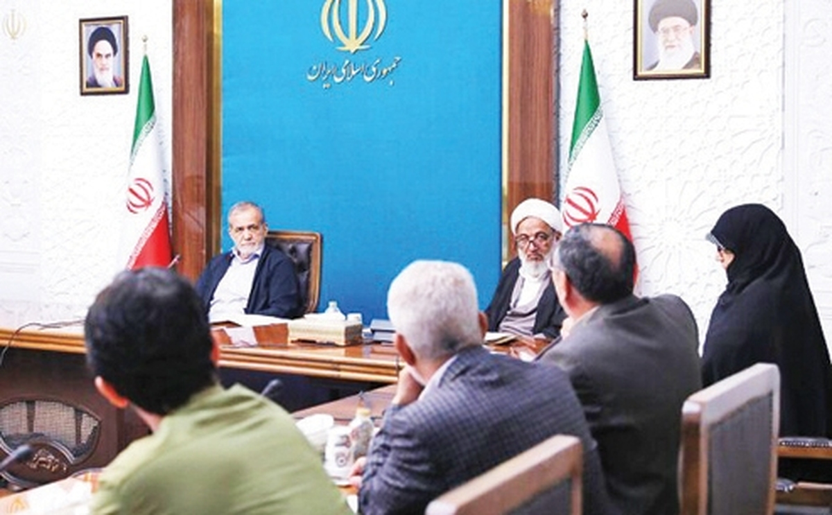 برخي نگاه و رفتار غلط خود را به نظام و انقلاب نسبت ميدهند برخي نگاه و رفتار غلط خود را به نظام و انقلاب نسبت ميدهند
