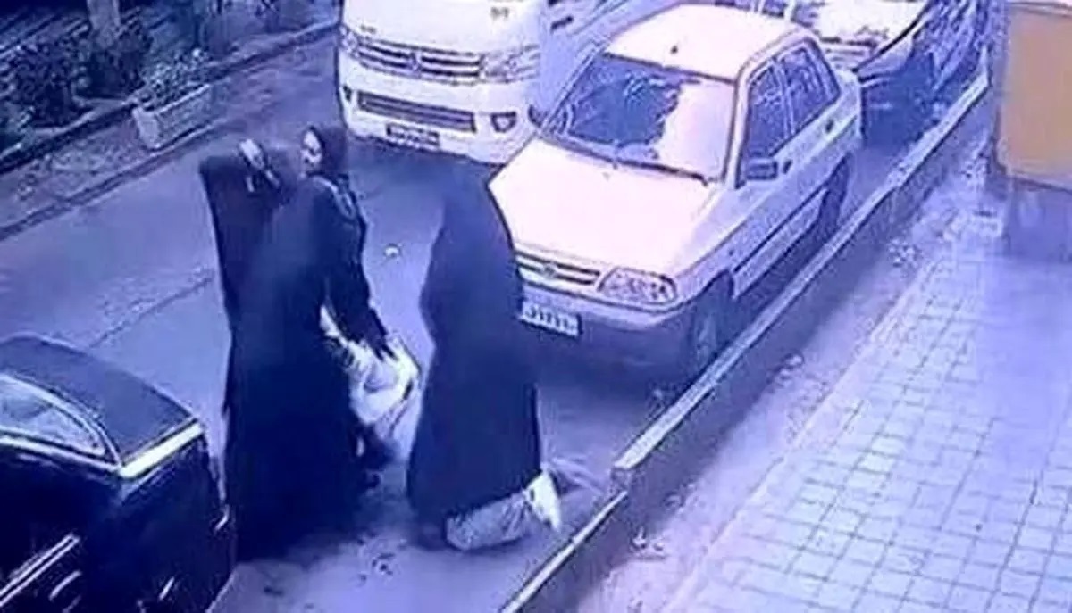 جزئیاتی جدید از نحوه بازداشت یک دختر 14 ساله توسط گشت ارشاد جزئیاتی جدید از نحوه بازداشت یک دختر 14 ساله توسط گشت ارشاد