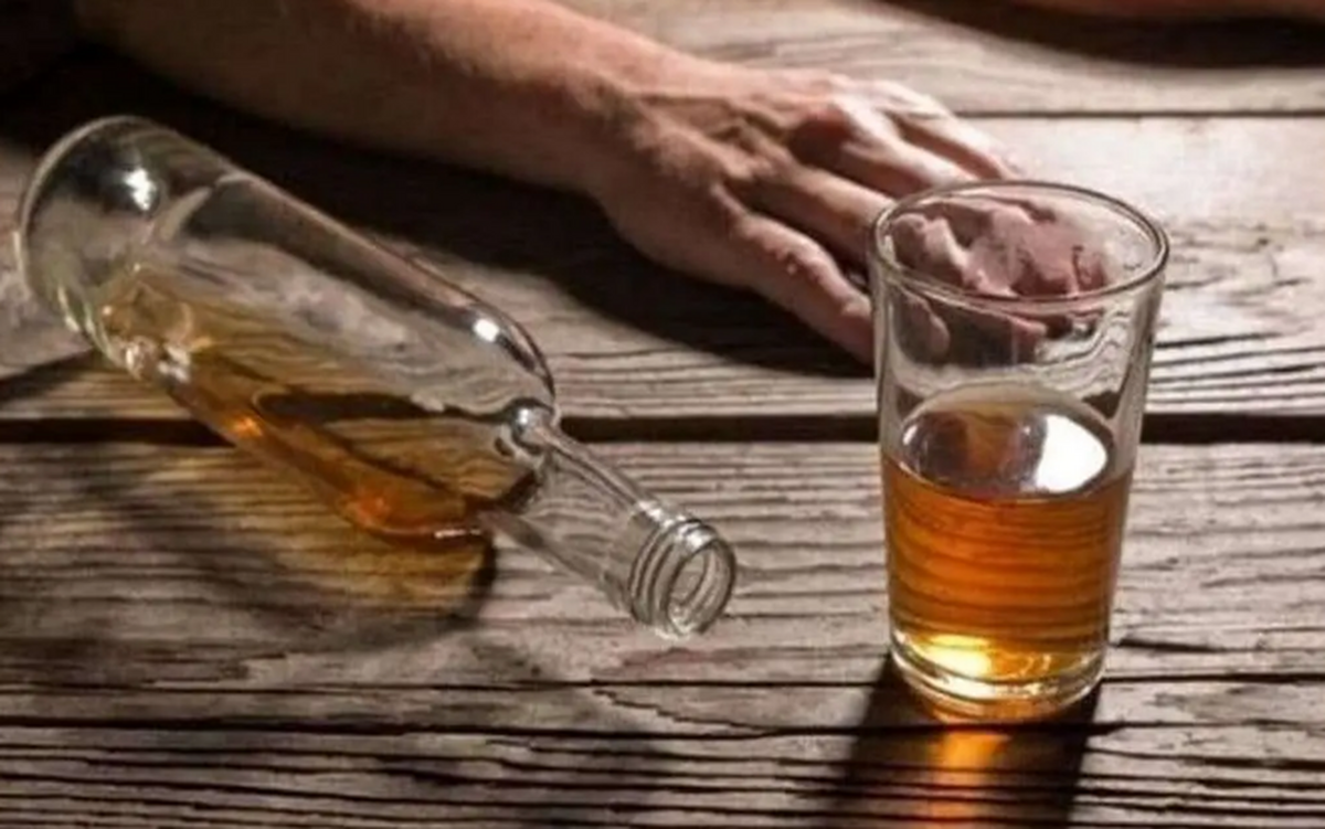 مسمومیت الکلی در چالوس؛ ۲ نفر جان باختند مسمومیت الکلی در چالوس؛ ۲ نفر جان باختند
