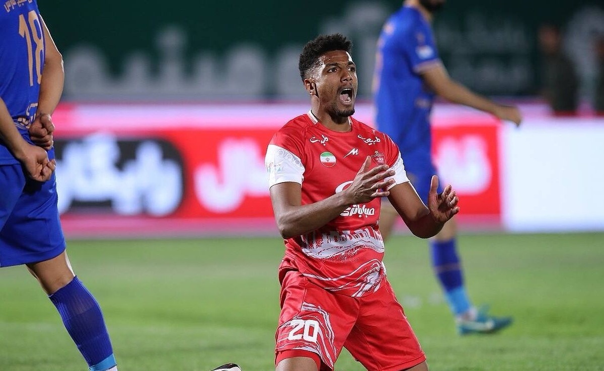 چرا مدافع خارجی پرسپولیس همیشه مصدوم است؟ چرا مدافع خارجی پرسپولیس همیشه مصدوم است؟