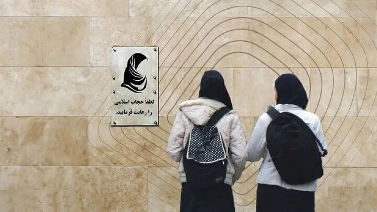 اعتراض به حامیان قانون حجاب / با ندانمکاری خود تیشه به ریشه انقلاب و کشور میزنند