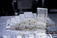 کاهش قیمت نقره در بازارهای جهانی و داخلی/ بازدهی نقره باز هم از طلا بیشتر شد