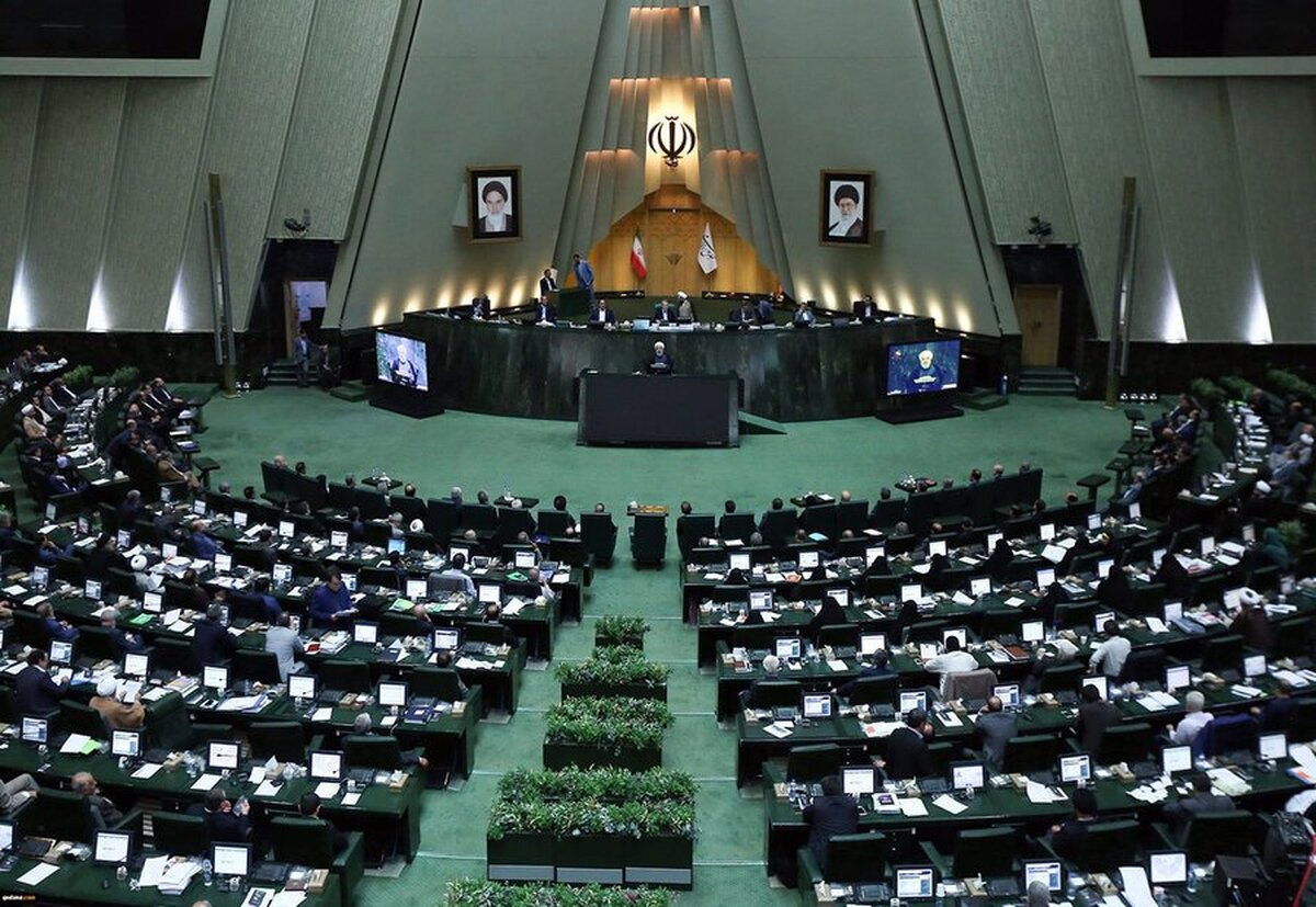 رییس مجلس قانون فوقالعاده خاص کارمندان دولت را ابلاغ کرد رییس مجلس قانون فوقالعاده خاص کارمندان دولت را ابلاغ کرد