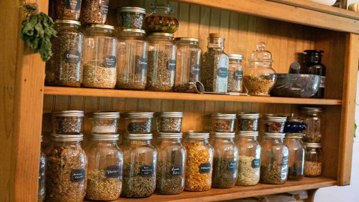 11 سبزی خشک معطر که باید در هر آشپزخانهای باشد (و خواص آنها)