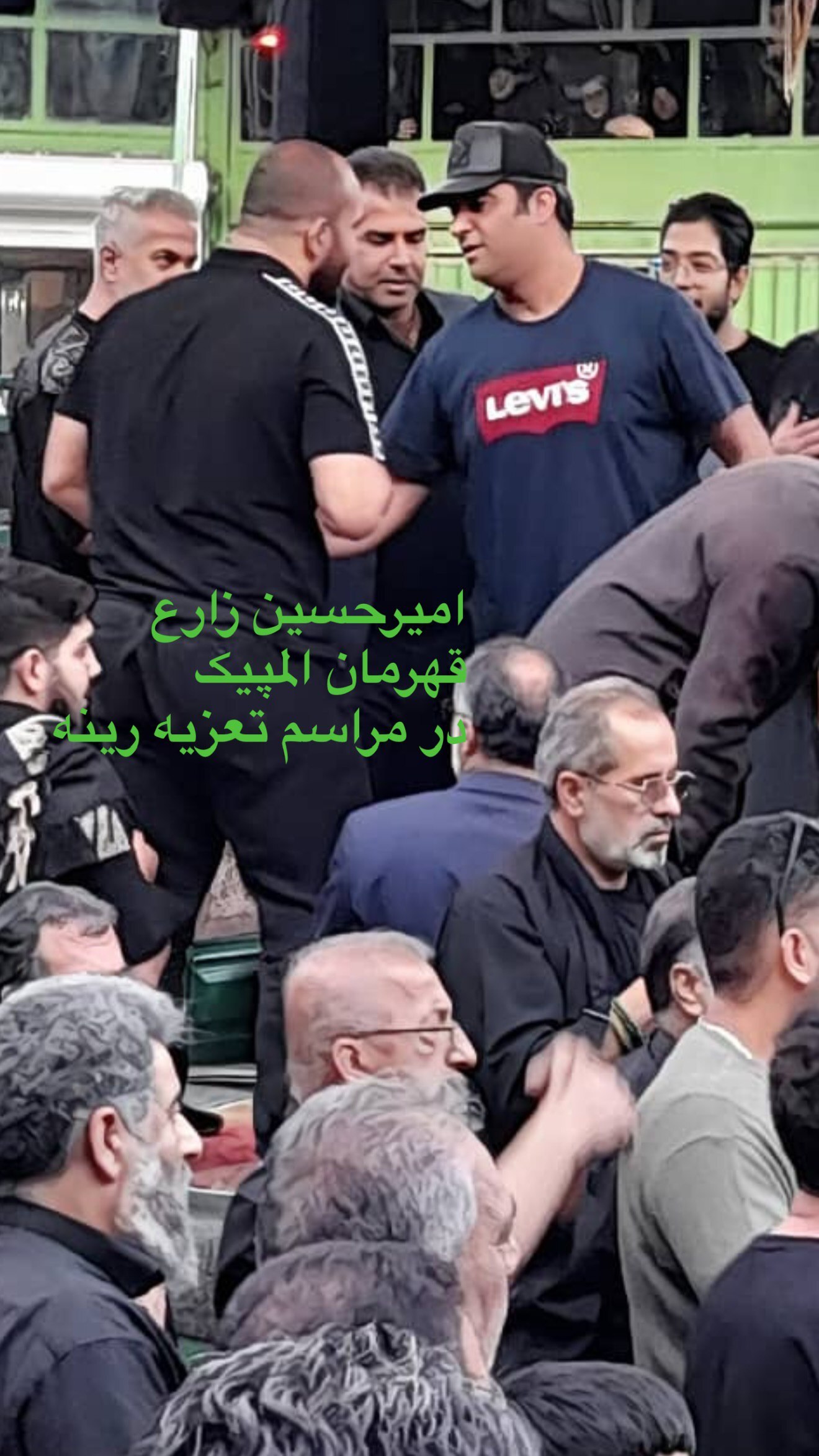 قابی از منوچهر هادی و کشتی‌گیر مشهور در تعزیه