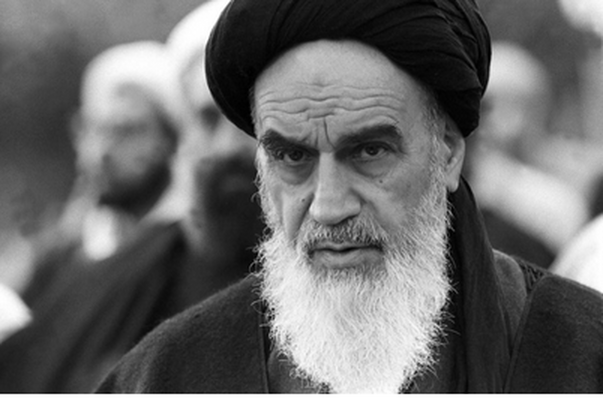 تصویر دیده نشده از امام خمینی در کنار عروسش