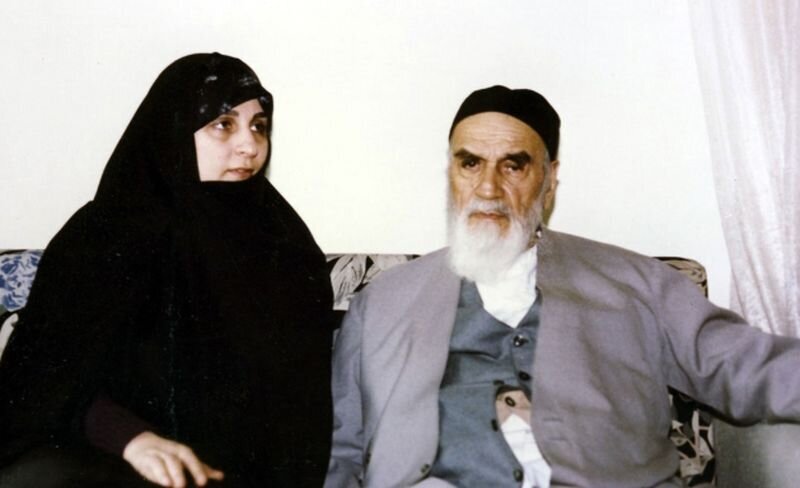 تصویر دیده نشده از امام خمینی در کنار عروسش