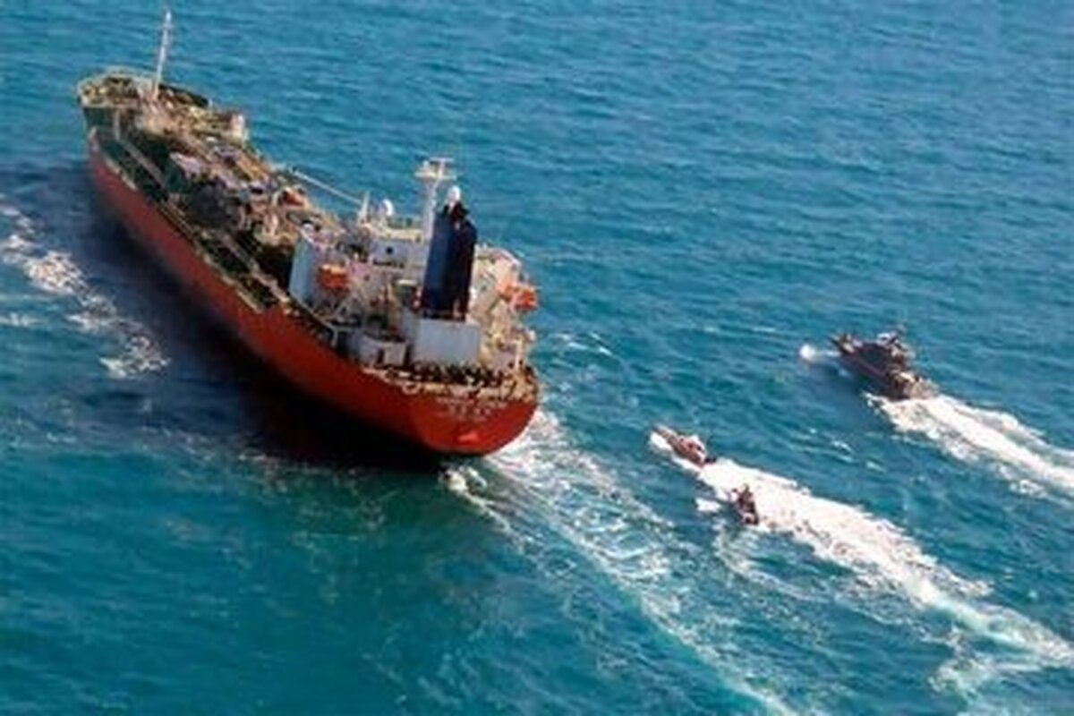 توقیف یک نفتکش حامل سوخت قاچاق در دریای عمان