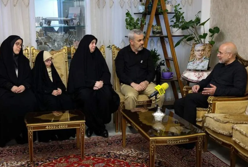 تصویر ی از دیدار رئیس مجلس با دو دختر و برادر سرلشکر باقری