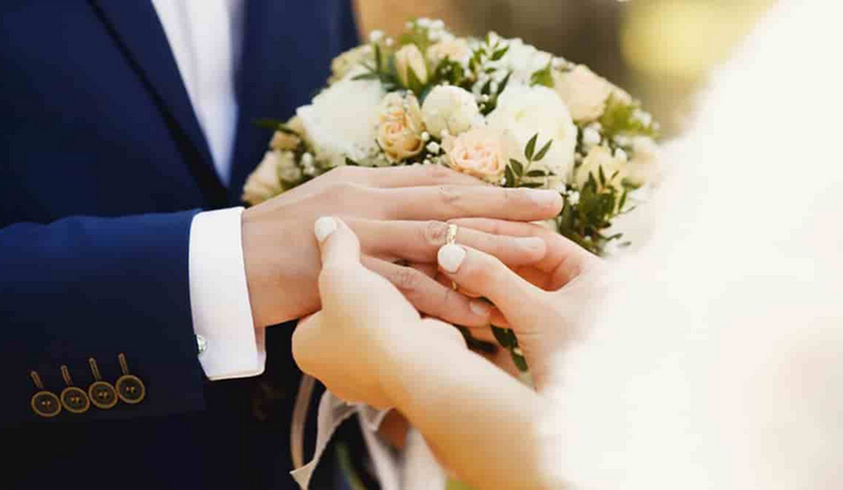 حلقه ازدواج چندش آور عروس خانم با نگینی از عضو ناجور بدن آقا داماد/ عکس