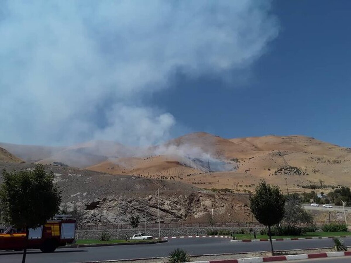 آتشسوزی گسترده در کوه آبیدر سنندج/ ۵ تیم عملیاتی در حال مهار حریق
