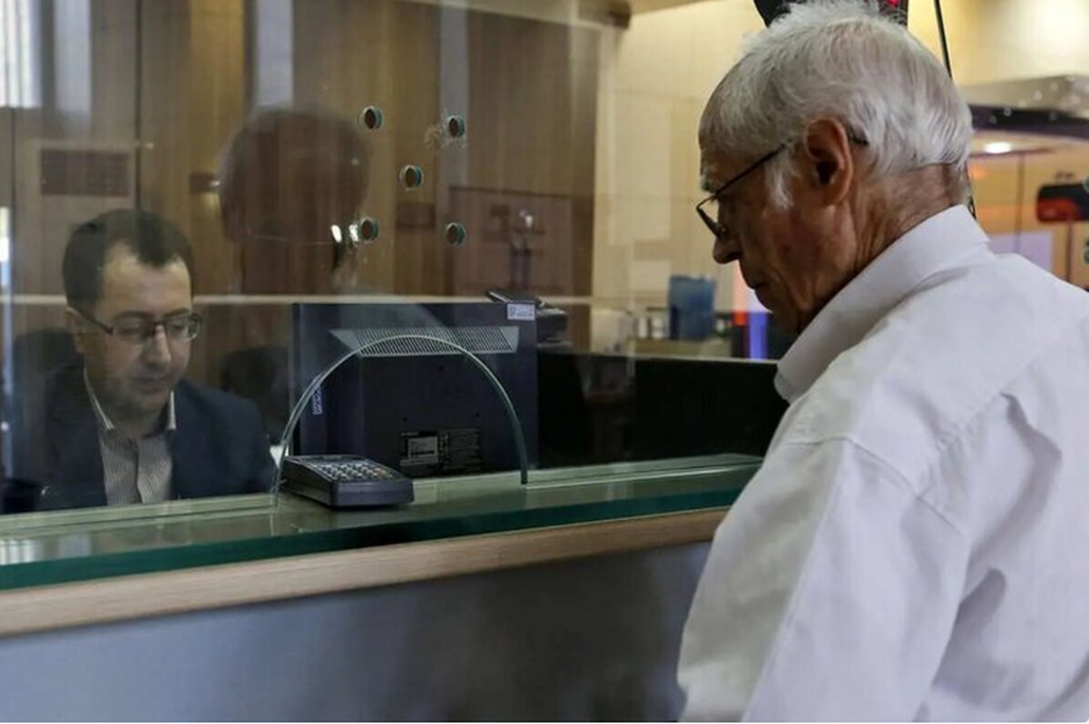 بانک مرکزی پرداخت حقوق بازنشستگان نیروهای مسلح را متوقف کرد | ماجرا چیست؟