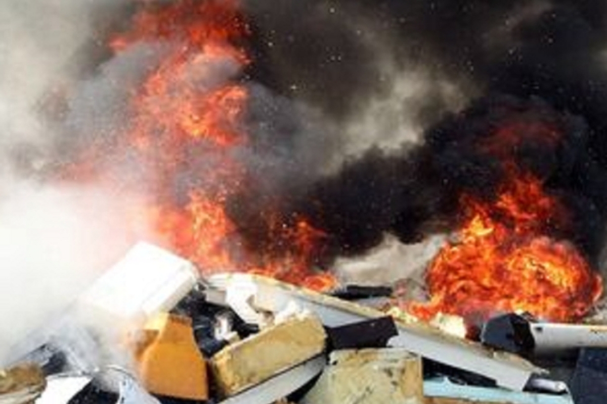 انبار ضایعات در نزدیکی فرودگاه تبریز طعمه آتش شد