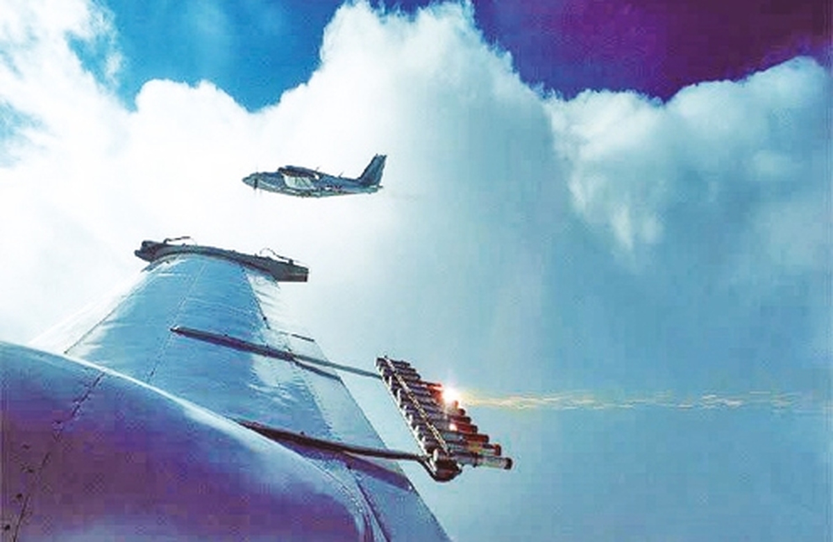 دست در آسمان، چشم به زمين!