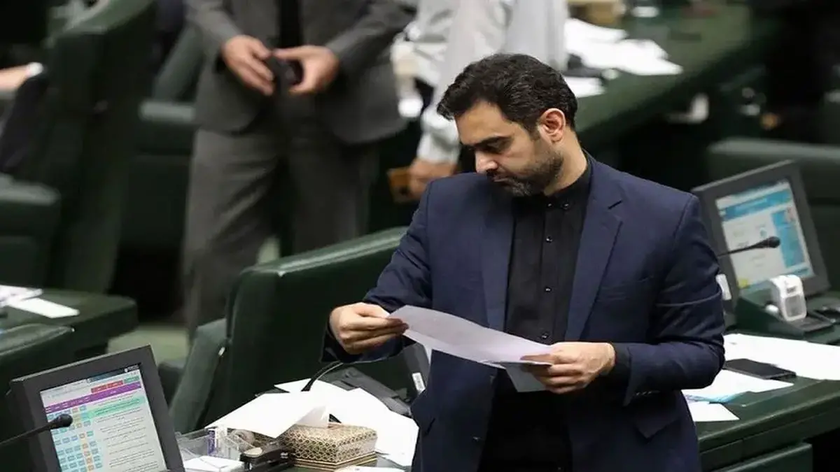 ادعای نماینده عضو جبهه پایداری از تصمیم دولت برای افزایش قیمت ۵۰۰‌درصدی قیمت بنزین از تریبون علنی مجلس!