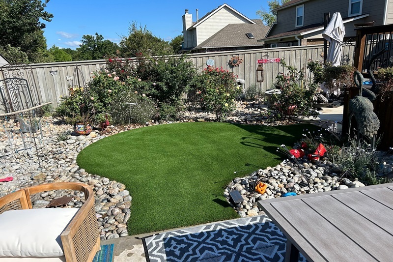 ایده تزیین حیاط خلوت با چمن مصنوعی