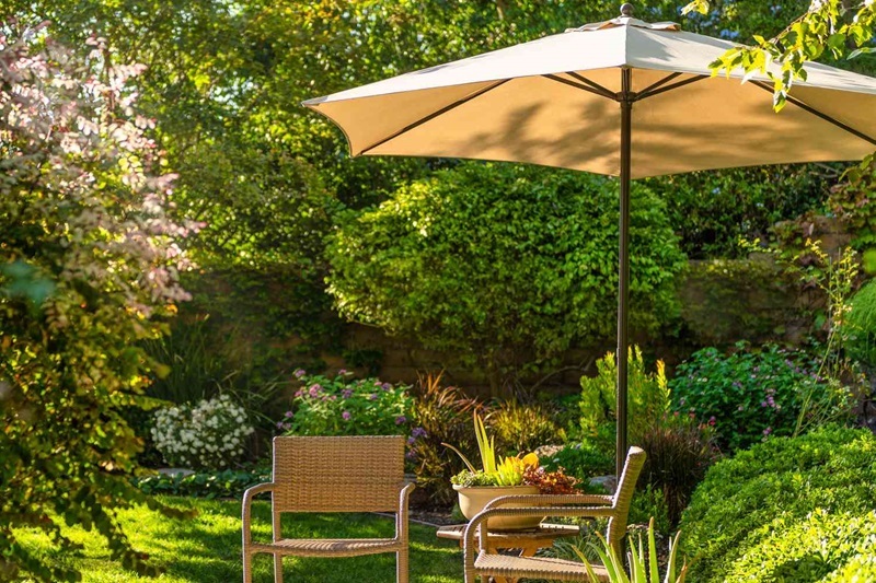 ایده تزیین حیاط خلوت با چمن مصنوعی