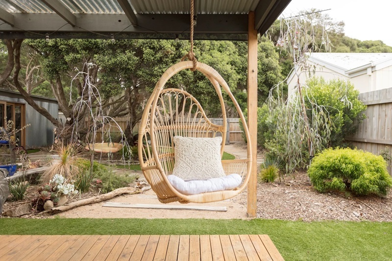 ایده تزیین حیاط خلوت با چمن مصنوعی