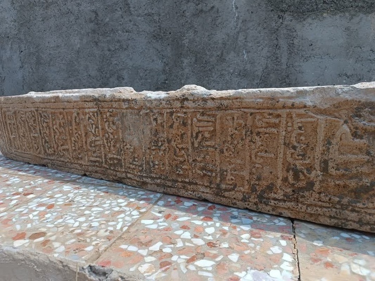 کشف سنگ قبر ۱۰۰۰ ساله در فارس
