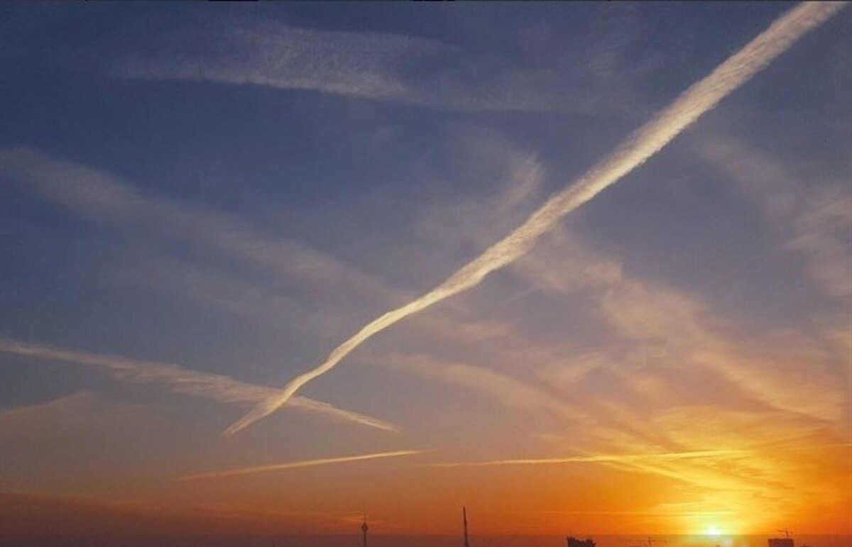 ماجرای خطوط دود عجیب در آسمان تهران