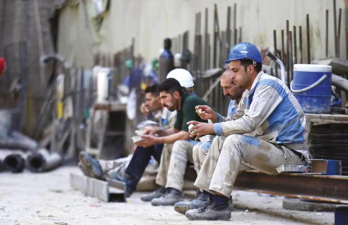 نیروی کار در تنگنای تورم  وقتی دستمزدها از خط فقر عقب می‌مانند