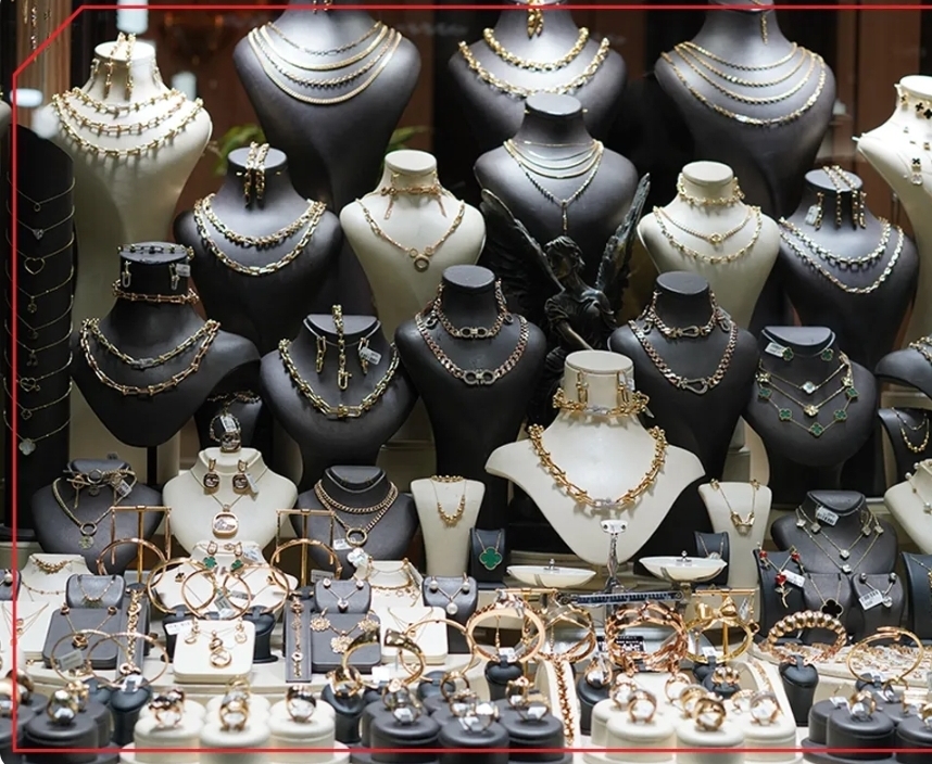 پیش بینی قیمت طلا و سکه یکشنبه ۱۸ آبان ۱۴۰۴ / راه طلا از دلار جدا شد؛ روند نزولی ادامه دارد؟