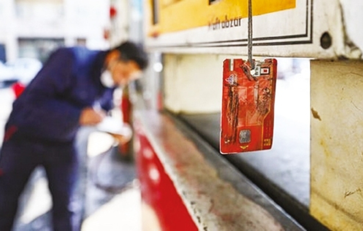 روزانه حدود ۵۳  ميليون ليتر بنزين با كارت جايگاه‌ها توزيع مي‌شود