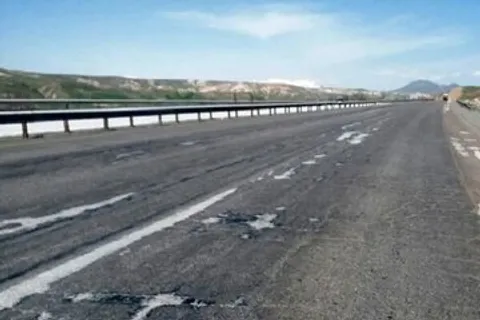 آزادراه زنجان - تبریز در پی اصابت پرتابه‌های دشمن مسدود شد