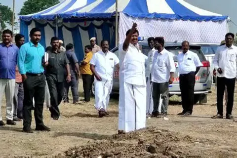 ببینید| وزیر عصبانی به خاطر دیر آوردن صندلی دست به سنگ شد!