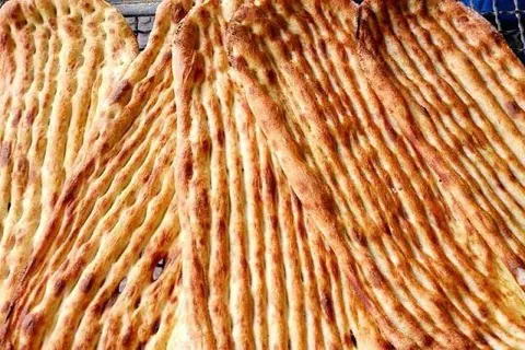 ببینید| مورد عجیب احتکار؛ ۵ هزار نان در حیاط یک خانه کشف شد